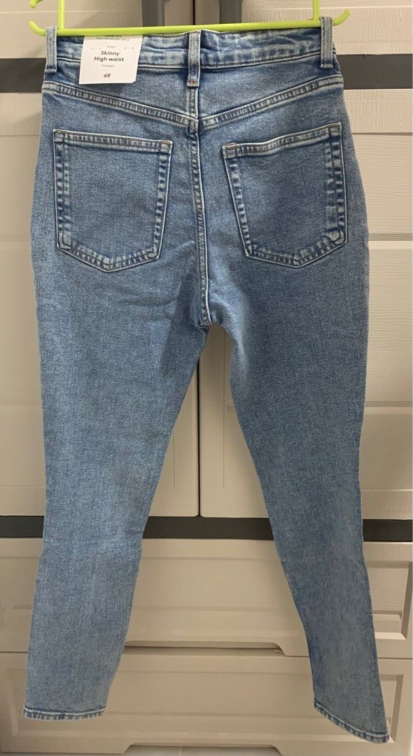 H&M Jeans (Category: Jeans) located in Lipa City. Submitted by nix_ash (Listing ID 1400810756, Image 2). Description: H&M Skinny High Waist Size: EUR 36, US 4, CA 4, CN 160/68A, MX 4 Light blue wash Full length Stretch fabric Rfs: Wrong size The colors may slightly look different due to lightings or camera error. MOP: Gcash and BPI only MOD: J&T only (🚫No rush shipping) First to pay basis PM ONLY IF SURE BUYER. Saves both our time. .