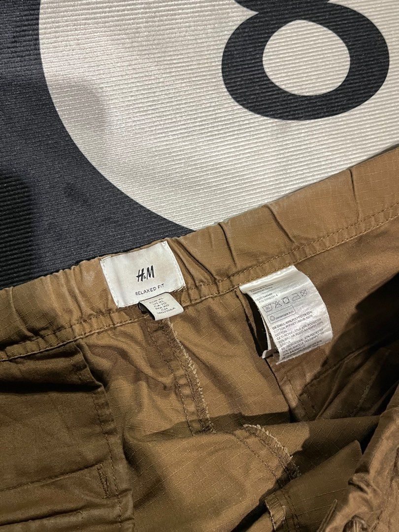 H&M Relaxed Fit Brown Pants (Category: Jeans) located in Manila. Submitted by stoofly (Listing ID 1400869488, Image 3). Description: H&M brown relaxed fit pants price slightly nego fitted only Two front pockets and two back pockets Durable material Perfect for casual outings Size tag visible.