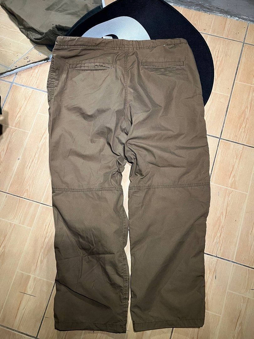 H&M Relaxed Fit Brown Pants (Category: Jeans) located in Manila. Submitted by stoofly (Listing ID 1400869488, Image 2). Description: H&M brown relaxed fit pants price slightly nego fitted only Two front pockets and two back pockets Durable material Perfect for casual outings Size tag visible.
