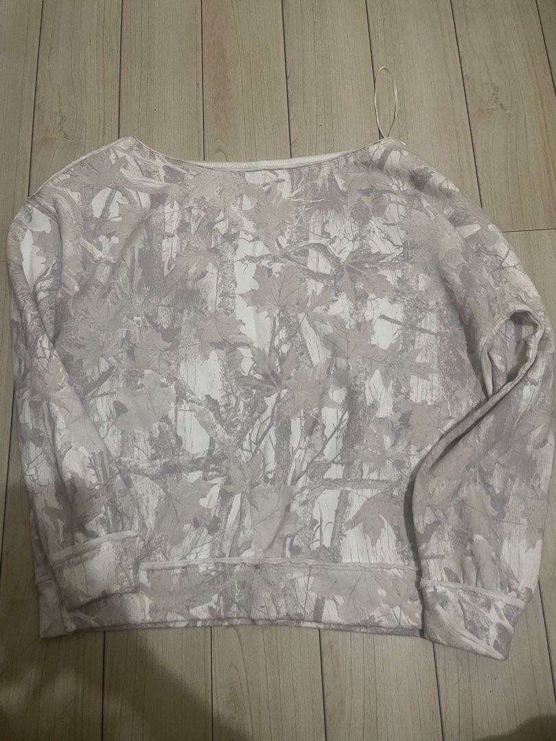 Hollister Off-Shoulder Sweatshirt (Category: Longsleeves) located in Manila. Submitted by zeydecluter (Listing ID 1400912720, Image 2). Description: Hollister Off the shoulder camo sweatshirt Origina Hollister.