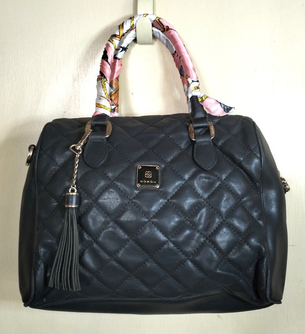 Hongu Quilted Handbag with Scarf (Category: Luxury Bags & Wallets) located in Quezon City. Submitted by heavenleigh88qm (Listing ID 1400924845, Image 1). Description: - Hongu handbag 📌p280 📌preloved 📌handle with issue and placed twilly - Quilted design - Top handle - Detachable tassel - Decorative scarf - Zipper closure - Small logo on front - Lined interior 📌mop:gcash and Maya 📌shipping shouldered by buyer jnt , grab, lalamove, lbc.
