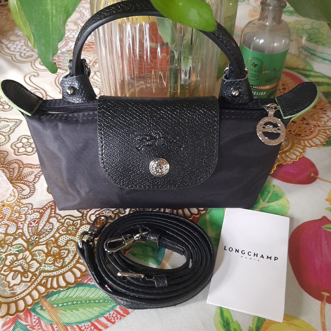 LC Neo Club Series (Category: Cross-body Bags) located in Mexico. Submitted by raxcan1 (Listing ID 1400954539, Image 3). Description: Brandnew. With original tags and pouch. Includes straps. Silver hardware. Water proof and very chic. Fits phone, medium sized wallet, keys, powder and some other small essentials. Very functional and great with ootds. Lowest priced here in carou😉.