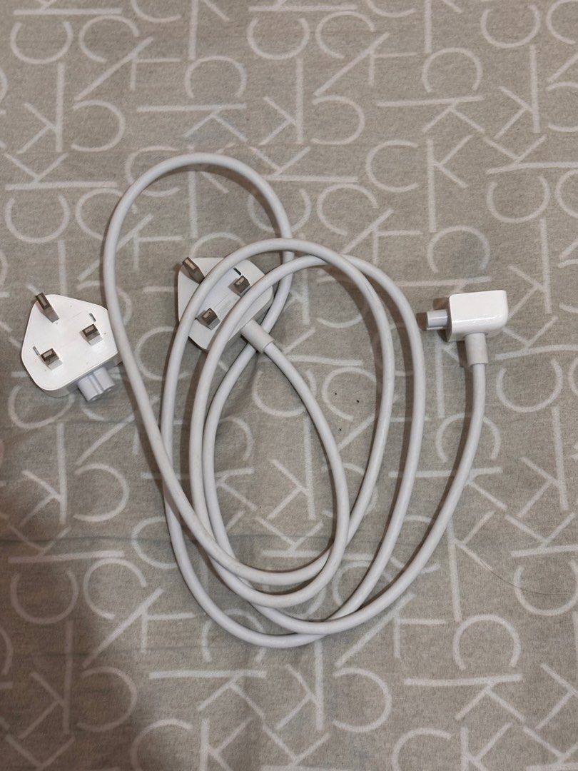 MacBook Connector (Category: Laptops & Notebooks) located in Taguig. Submitted by lgabiana (Listing ID 1400811650, Image 3). Description: - MacBook connector included - Comes with carrying case - Includes power adapter and white cable - UK plug - Ready to use.