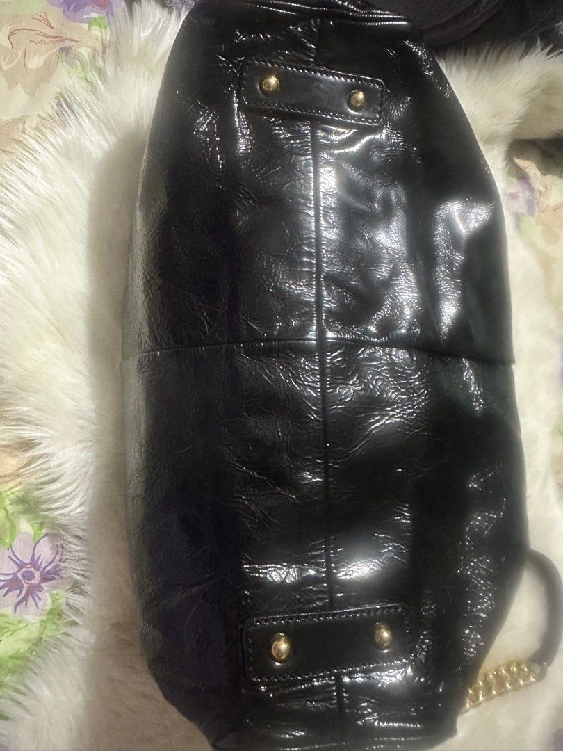 AUTHENTIC Marc Jacobs stam bag (Category: Luxury Bags & Wallets) located in Paranaque City. Submitted by love1927 (Listing ID 1400796090, Image 2). Description: Up for grabs is my AUTHENTIC MARC JACOBS BAG Released in 2005, this Marc Jacobs design has a black exterior crafted from patent leather and enhanced with gold-tone hardware. This elegant Stam bag features a kiss-lock top closure that opens to a satin interior, dual top handles, and a remo