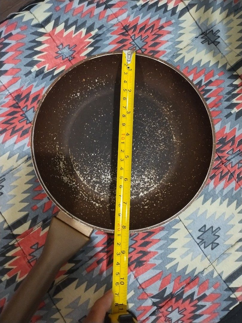 Masflex Aluminum Non-Stick Frying Pan (Category: Cookware & Accessories) located in Makati City. Submitted by chamarket.2022 (Listing ID 1400799364, Image 2). Description: - Masflex non-stick frying pan - 9-inch diameter - Brown exterior - Silver base with Masflex logo - Suitable for electric and gas stoves - Matching handle.
