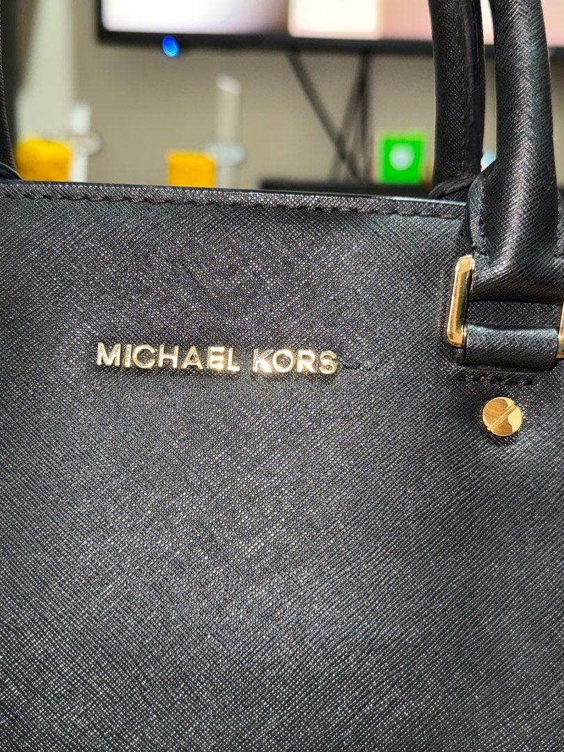Michael Kors Selma Black (Category: Luxury Bags & Wallets) located in Quezon City. Submitted by ateshandpick (Listing ID 1376021416, Image 2). Description: No strap Still Negotiable In Good Condition.