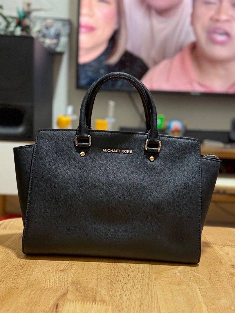 Michael Kors Selma Black (Category: Luxury Bags & Wallets) located in Quezon City. Submitted by ateshandpick (Listing ID 1376021416, Image 1). Description: No strap Still Negotiable In Good Condition.