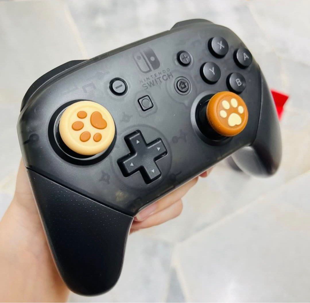 Nintendo Switch Pro Controller (Category: Controllers) located in Rawang. Submitted by pinkylg (Listing ID 1400915315, Image 2). Description: Genuine product with boxes. Condition: 60% Good The controller has scratches at the head, all buttons are working well. There is a minor problem with the controller: there is sometimes drifts. Without type c cable. Price negotiable, don’t hesitate text me for more details..