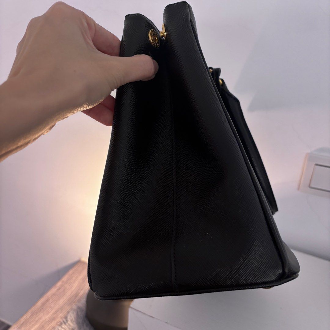 由 black.vintage (刊登 ID 1400932695，圖片 3) 提交，位於 台北市 (Taipei) 的 黑古董🖤PRADA 經典黑金殺手包 (類別：精品包與皮夾)，說明：經典必收藏之包。