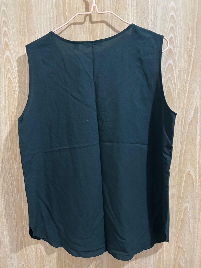 Uniqlo Sleeveless Top Medium (Category: Sleeveless) located in Balanga. Submitted by pmcgee (Listing ID 1400964005, Image 3). Description: - Uniqlo sleeveless top - Size: M - Color: Dark Teal - Design: V-neck - Fabric: Smooth, likely synthetic - Style: Simple, classic - Condition: Good as new.