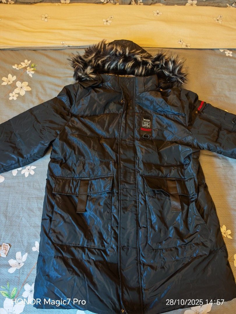 Winter Jacket (Category: Coats, Jackets and Outerwear) located in Singapore. Submitted by roger9517 (Listing ID 1400969233, Image 1). Description: Used once Buy from winter time.