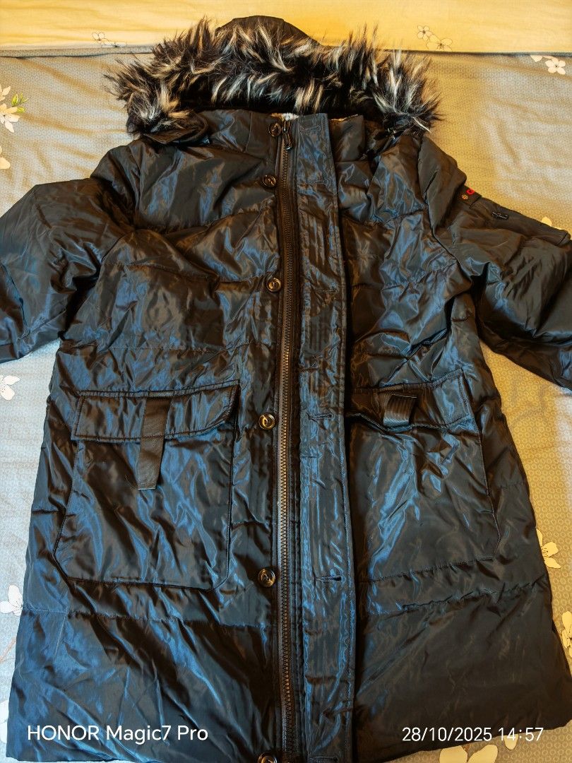 Winter Jacket (Category: Coats, Jackets and Outerwear) located in Singapore. Submitted by roger9517 (Listing ID 1400969233, Image 2). Description: Used once Buy from winter time.