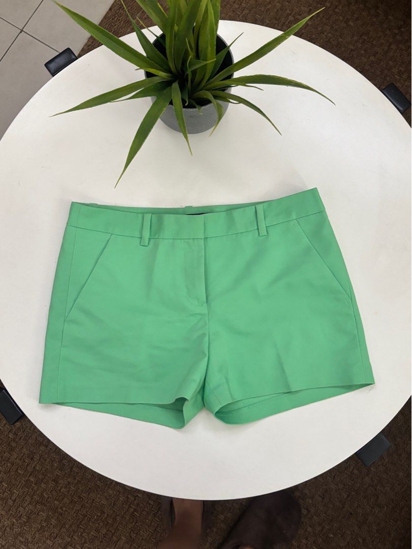 Zara Basic Green Shorts - Size S (Category: Shorts) located in Rodriguez. Submitted by alekshivers (Listing ID 1400946563, Image 1). Description: - Zara Basic green shorts - Size: S - Made in Vietnam - Classic design, comfortable fit - Perfect for casual or dressy outfits - Minimalist style, versatile wardrobe addition.