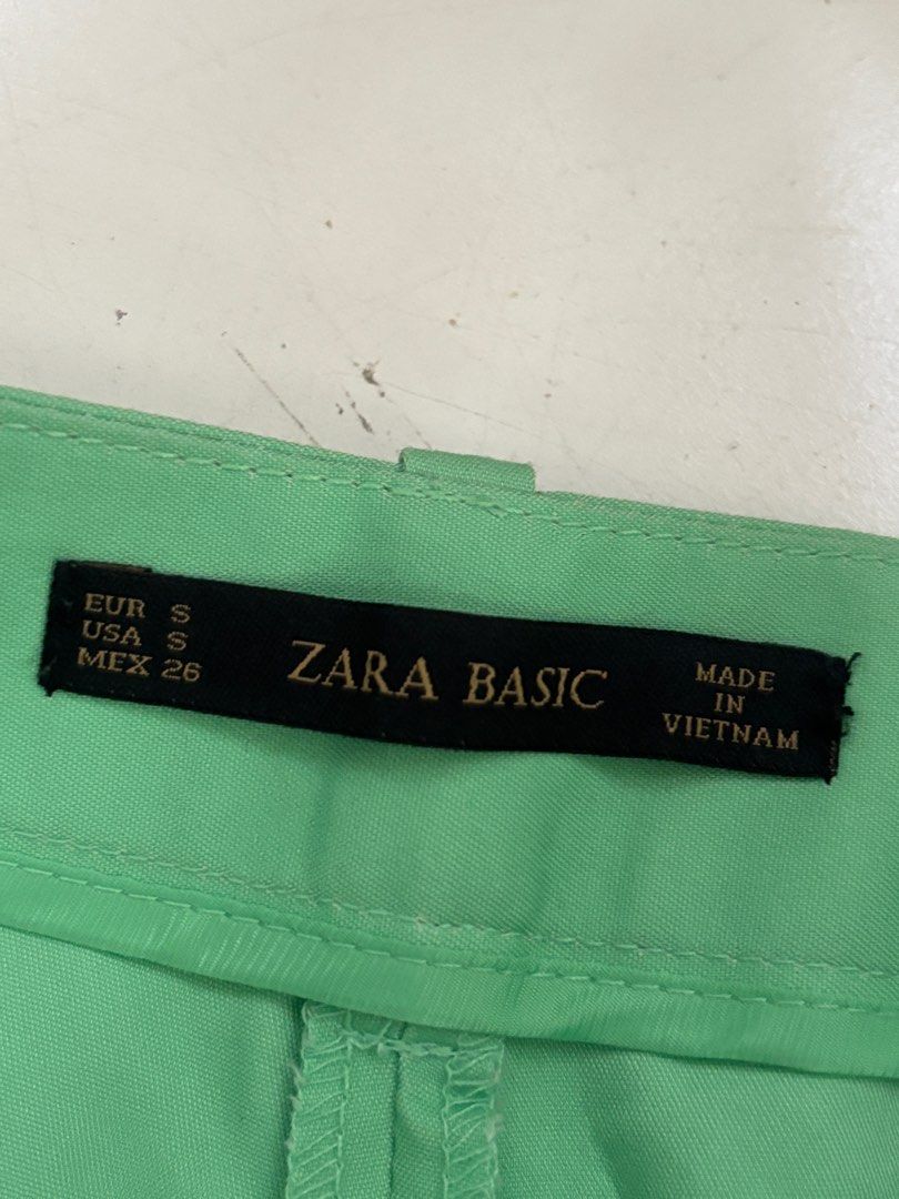 Zara Basic Green Shorts - Size S (Category: Shorts) located in Rodriguez. Submitted by alekshivers (Listing ID 1400946563, Image 2). Description: - Zara Basic green shorts - Size: S - Made in Vietnam - Classic design, comfortable fit - Perfect for casual or dressy outfits - Minimalist style, versatile wardrobe addition.
