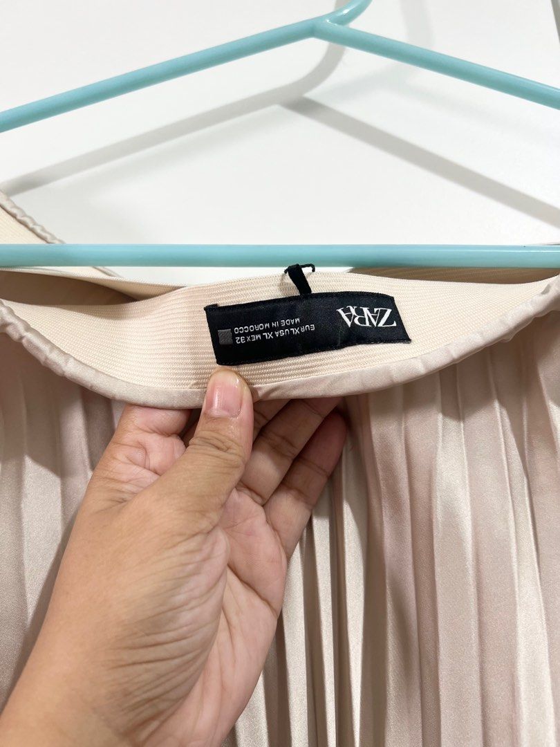 Zara long skirt (Category: Skirts) located in Mandaluyong City. Submitted by miss_declutter321 (Listing ID 1400793617, Image 2). Description: Used once .