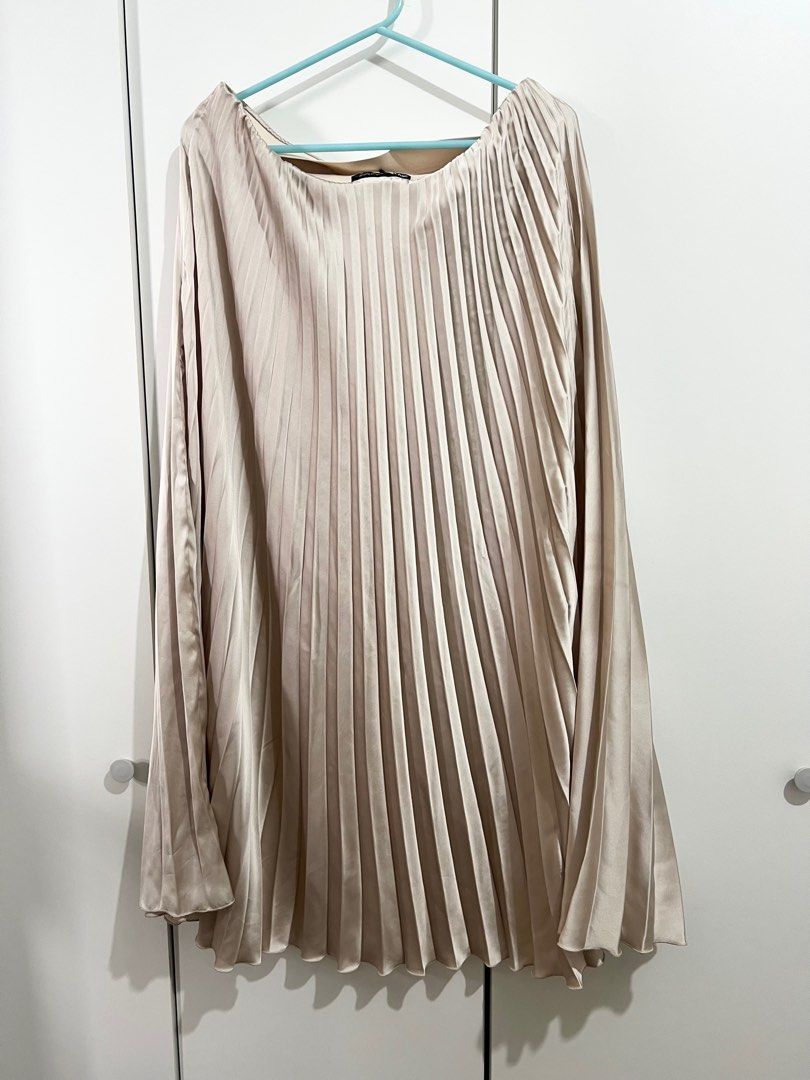 Zara long skirt (Category: Skirts) located in Mandaluyong City. Submitted by miss_declutter321 (Listing ID 1400793617, Image 1). Description: Used once .