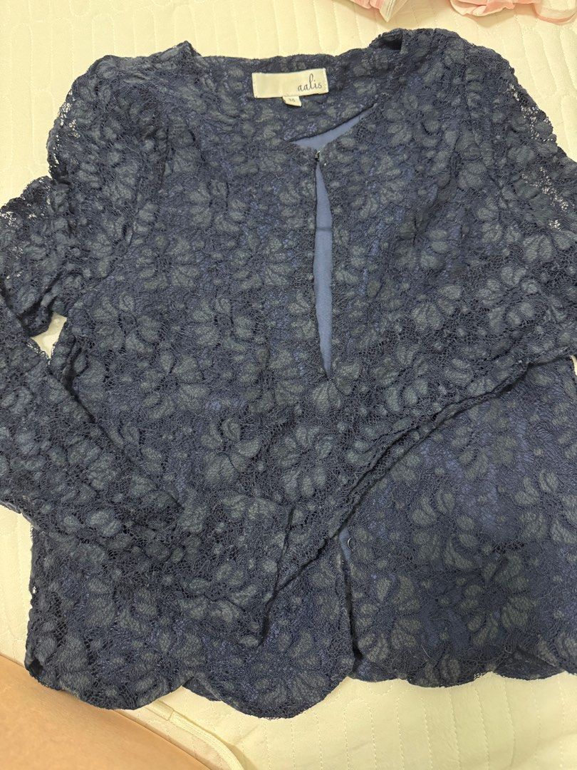 Aalis （分類：外套及戶外衣服）位於 Hong Kong。 由 chomelau2004 提交（商品編號 1401070149，圖片 3）。簡介： Original price over $1000 深藍色的 由於相機效果影得比較淺色。