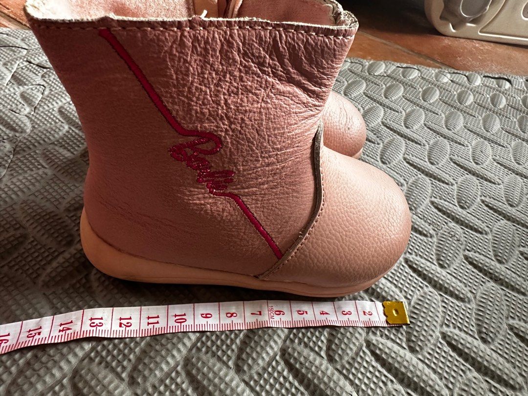 Barbie Pink Leather Toddler Boots (Category: Babies & Kids Fashion) located in Cavite. Submitted by laarnibear (Listing ID 1401079288, Image 3). Description: PLEASE READ DESCRIPTION BEFORE CHATTING: Pink leather Barbie boots, Side zipper for easy wear, Barbie logo detail, suitable for toddlers with size 12-13 cm foot. Has minor flaws but not very noticeable. Rfs: baby outgrown the size How to get the items: 1. Anytime: Buyer may book lalamove or 