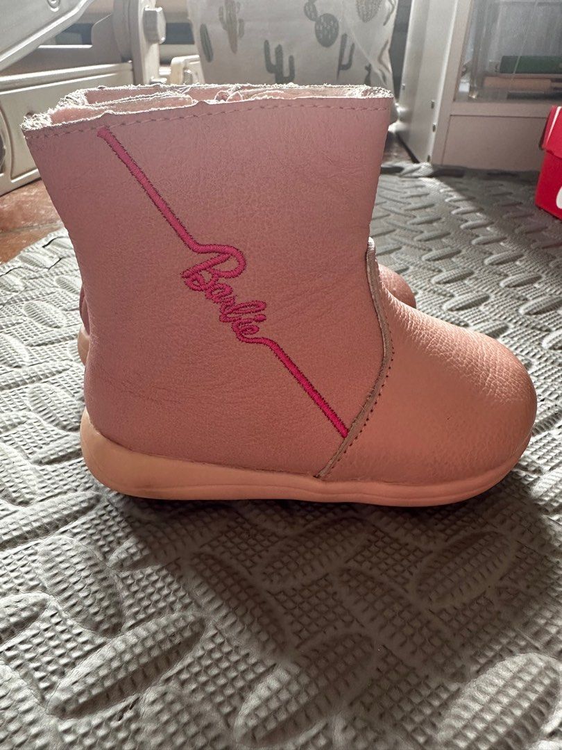 Barbie Pink Leather Toddler Boots (Category: Babies & Kids Fashion) located in Cavite. Submitted by laarnibear (Listing ID 1401079288, Image 1). Description: PLEASE READ DESCRIPTION BEFORE CHATTING: Pink leather Barbie boots, Side zipper for easy wear, Barbie logo detail, suitable for toddlers with size 12-13 cm foot. Has minor flaws but not very noticeable. Rfs: baby outgrown the size How to get the items: 1. Anytime: Buyer may book lalamove or 