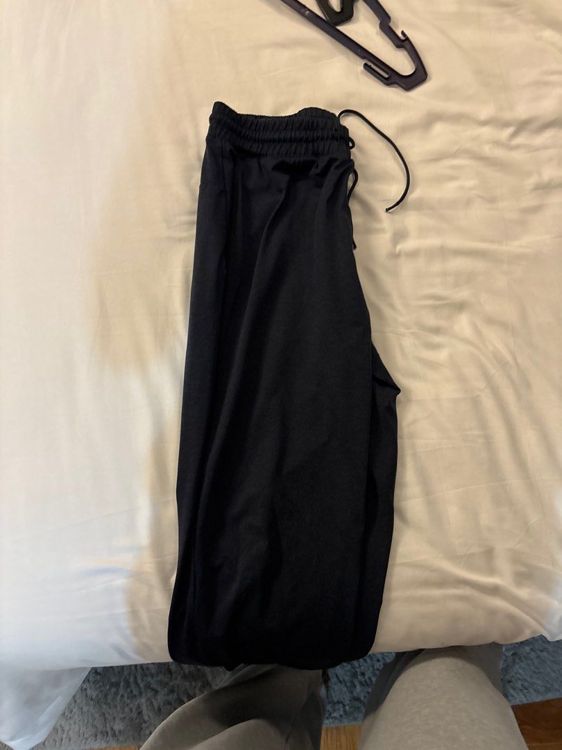 Black Jogger Pants (Category: Joggers) located in Manila. Submitted by junjun_jomar (Listing ID 1401108337, Image 3). Description: These black jogger pants feature a drawstring waist and side pockets. The pants have a relaxed fit and appear to be made of a comfortable material. They are suitable for casual wear or light exercise. The pants have a simple, classic design..