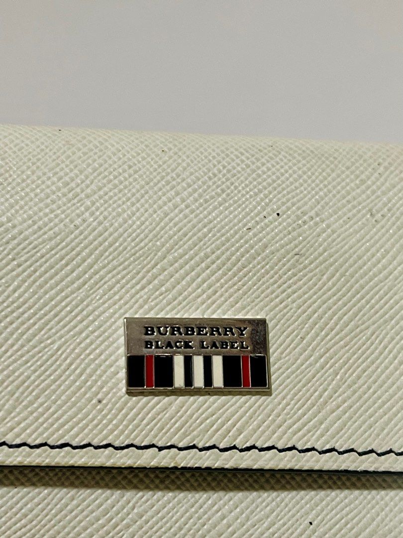 Burberry Key Holder (Category: Luxury Bags & Wallets) located in Teresa. Submitted by savvyonbranded (Listing ID 1401125158, Image 2). Description: ✅ like new condition ✅ 3 x 4 inches.