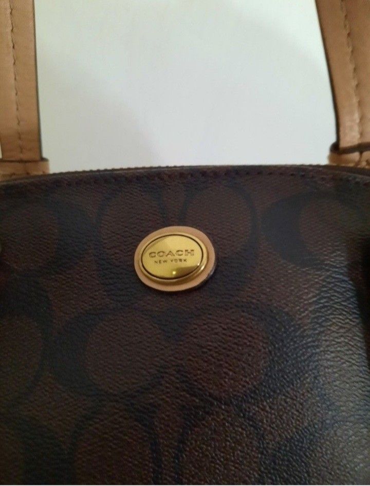 Coach Alma 2wayHandbag (Category: Luxury Bags & Wallets) located in Manila. Submitted by johnchel (Listing ID 1401019536, Image 3). Description: - Authentic Coach handbag - Spacious interior - Includes leather tag and small tag - Made of durable material - Features a neutral-colored interior lining - Includes a silica gel packet.
