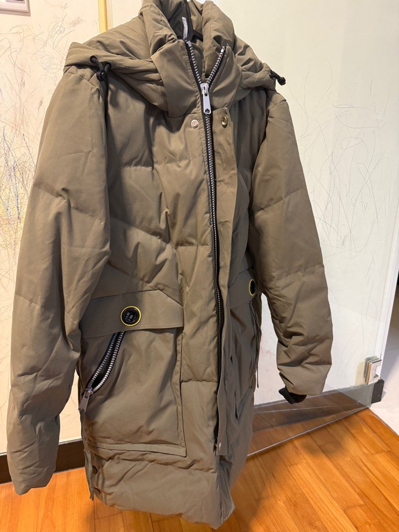 Down Jacket (Category: Coats, Jackets and Outerwear) located in Singapore. Submitted by 5ashimi (Listing ID 1401141584, Image 1). Description: Selling to clear space. Have pockets deep enough to fit a Nintendo switch. Can use it for a camera, etc. Comes with a strap to pack the jacket even tighter for travel!.