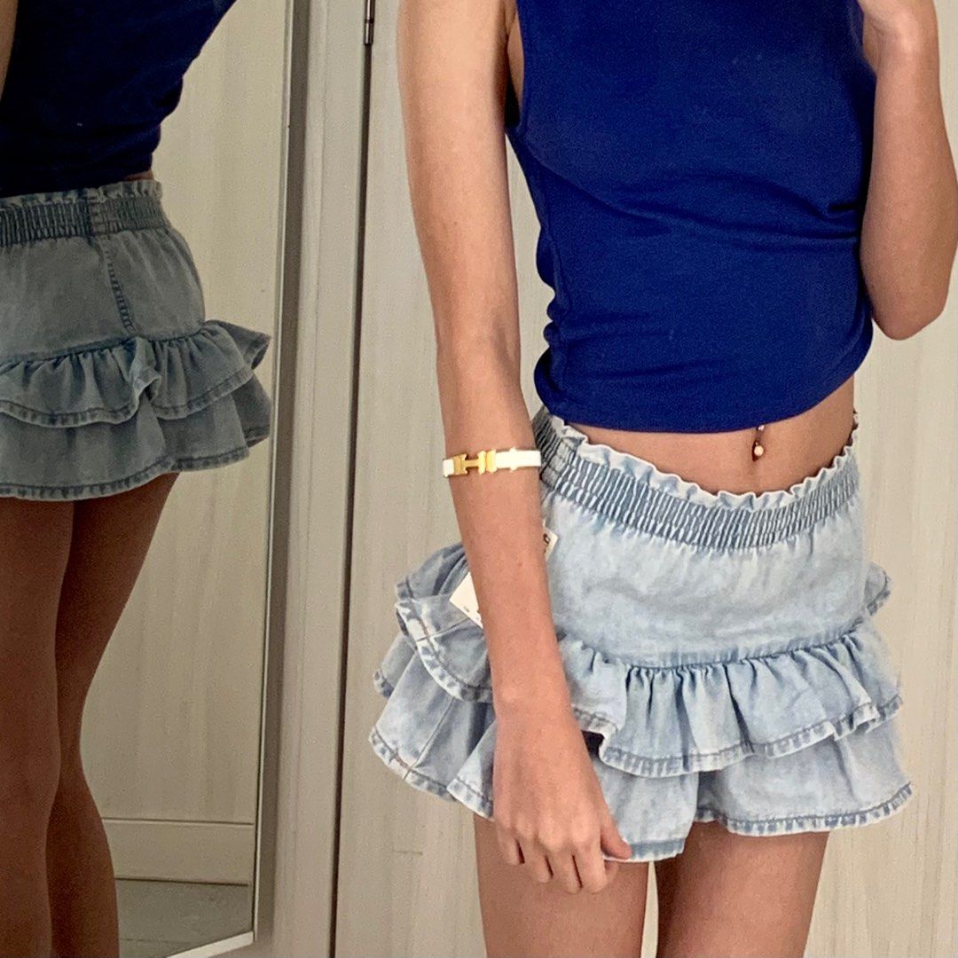 H&M Denim Ruffle Mini Micro Skirt Sukapan (Category: Skirts) located in Davao. Submitted by nikyky (Listing ID 1401023765, Image 2). Description: Waist: 18-23. This is children’s 1-2yr old size😭. Can fit very petite frames, for reference I’m a size 22. Used once outside only.