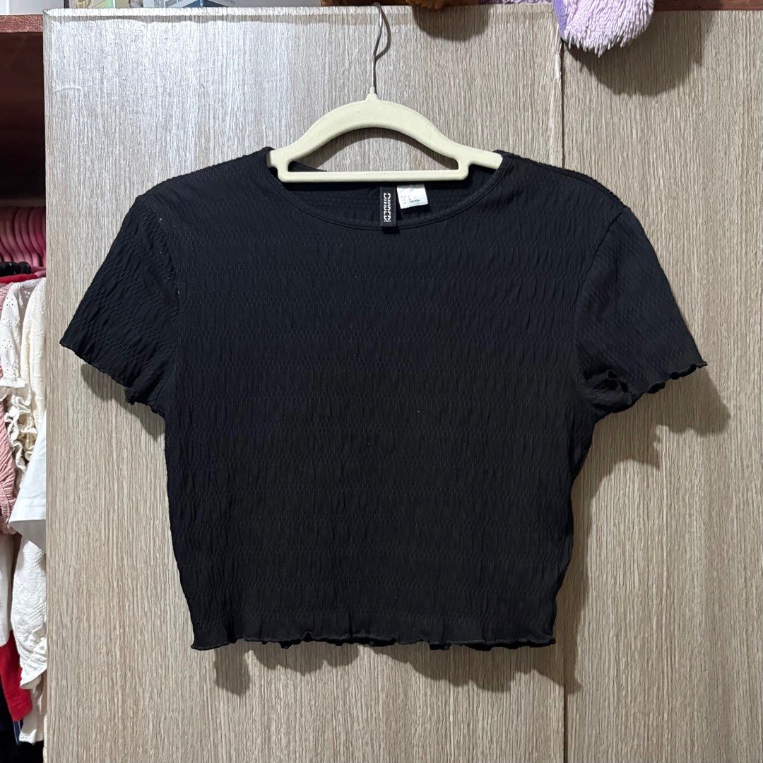 H&M Divided Black Crop Top (Category: Sleeveless) located in Quezon City. Submitted by mikaaaaachu (Listing ID 1401059349, Image 2). Description: .
