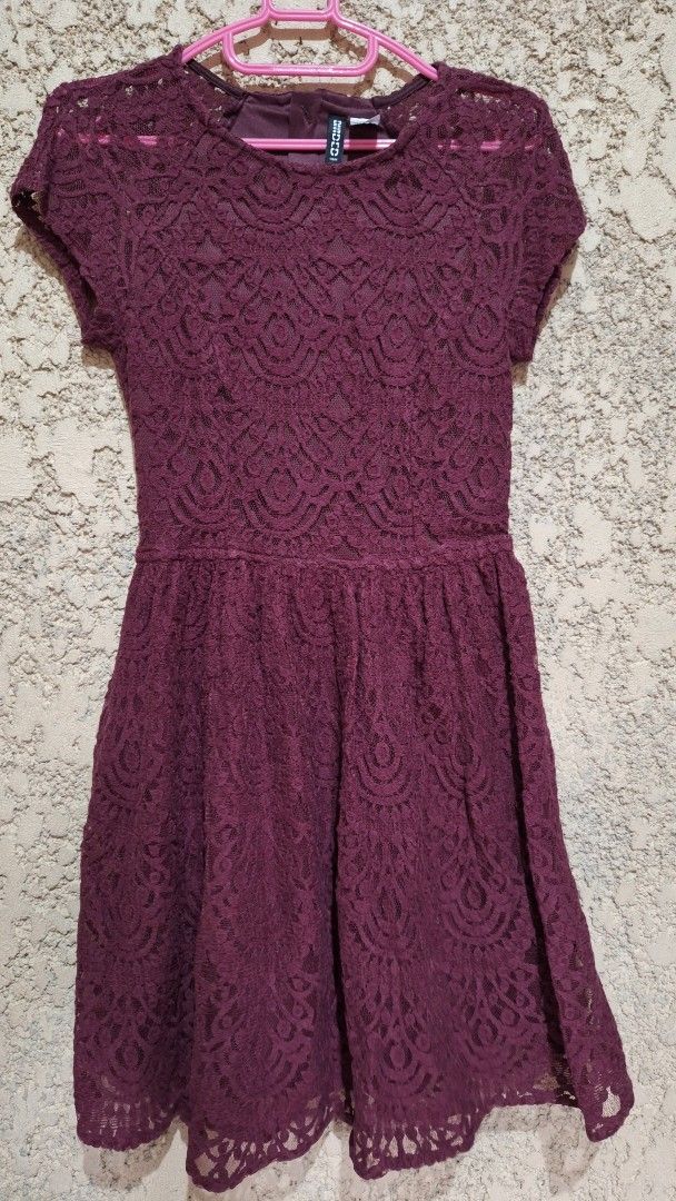 H&M Divided Lace Dress (Category: Dresses) located in Quezon City. Submitted by prelovedbox2016 (Listing ID 1401015273, Image 1). Description: - H&M Divided burgundy lace dress - Features a delicate lace overlay - Fitted waist and short sleeves - Size: EUR 34, US 4, CA 4, MX 4 - Ideal for special occasions and nights out.