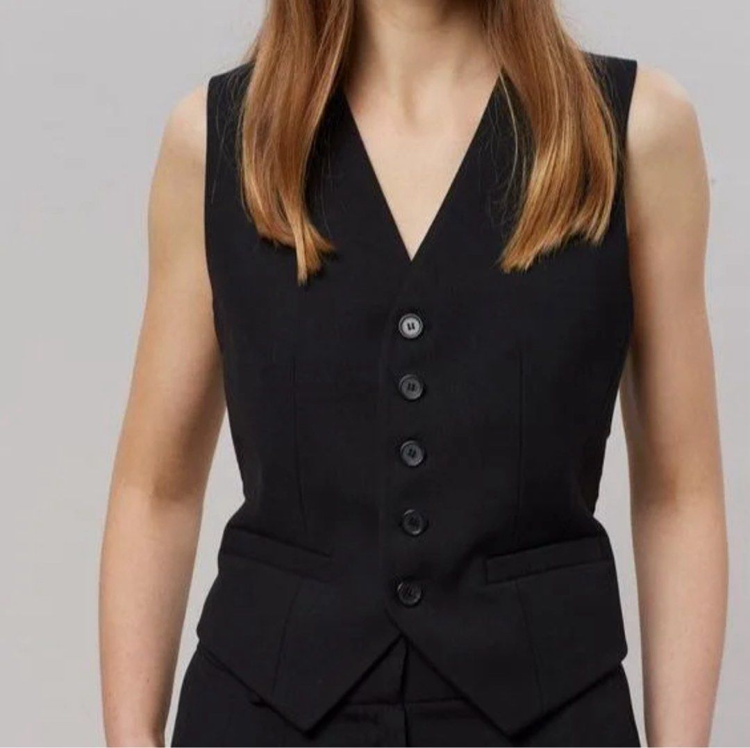 Kinwoo Waistcoat Vest (Category: Others Tops) located in Cabuyao City. Submitted by cy_127 (Listing ID 1400997514, Image 2). Description: 200 each (black and white).
