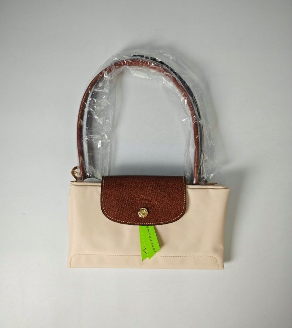 Longchamp Le Pliage Handbag - Paper (Category: Luxury Bags & Wallets) located in Quezon City. Submitted by asrcollections (Listing ID 1401074624, Image 1). Description: ❤️ 𝓒𝓵𝓪𝓼𝓼𝓲𝓬 𝓛𝓸𝓷𝓰 𝓗𝓪𝓷𝓭𝓵𝓮 -PAPER (𝓑𝓔𝓢𝓣 𝓢𝓔𝓛𝓛𝓔𝓡)‼️ ✅Medium 3000 14 w top x 10 w base x 10 h inches ✅Large 3500 18 w top x 12 w base x 12 h inches - Brand new Longchamp Le Pliage handbag. - Paper nylon body with brown leather accents. - Classic top handle desi