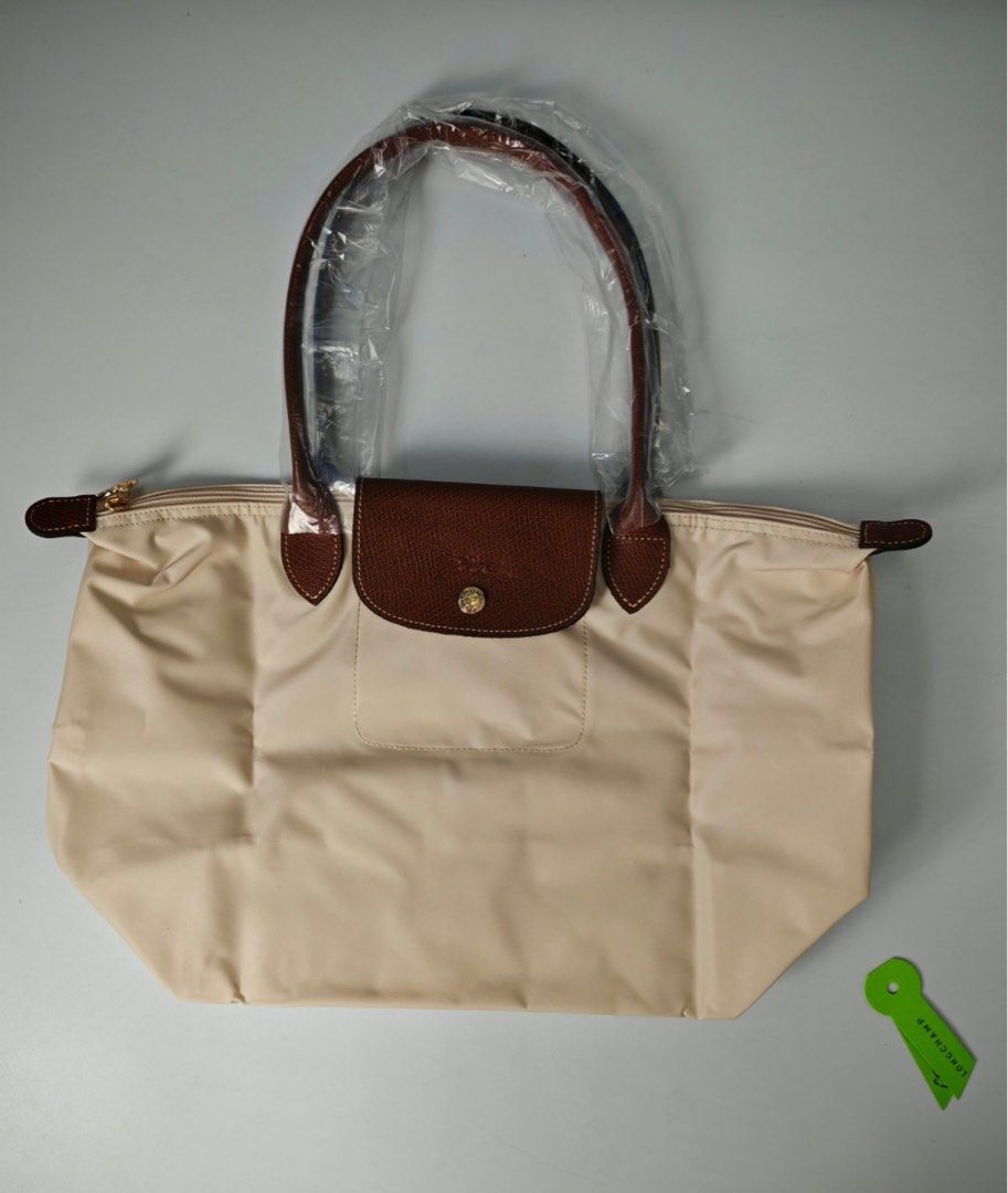 Longchamp Le Pliage Handbag - Paper (Category: Luxury Bags & Wallets) located in Quezon City. Submitted by asrcollections (Listing ID 1401074624, Image 2). Description: ❤️ 𝓒𝓵𝓪𝓼𝓼𝓲𝓬 𝓛𝓸𝓷𝓰 𝓗𝓪𝓷𝓭𝓵𝓮 -PAPER (𝓑𝓔𝓢𝓣 𝓢𝓔𝓛𝓛𝓔𝓡)‼️ ✅Medium 3000 14 w top x 10 w base x 10 h inches ✅Large 3500 18 w top x 12 w base x 12 h inches - Brand new Longchamp Le Pliage handbag. - Paper nylon body with brown leather accents. - Classic top handle desi