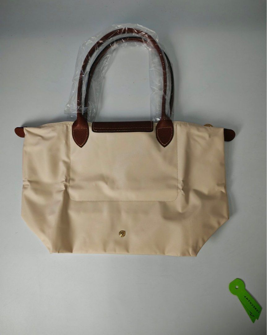 Longchamp Le Pliage Handbag - Paper (Category: Luxury Bags & Wallets) located in Quezon City. Submitted by asrcollections (Listing ID 1401074624, Image 3). Description: ❤️ 𝓒𝓵𝓪𝓼𝓼𝓲𝓬 𝓛𝓸𝓷𝓰 𝓗𝓪𝓷𝓭𝓵𝓮 -PAPER (𝓑𝓔𝓢𝓣 𝓢𝓔𝓛𝓛𝓔𝓡)‼️ ✅Medium 3000 14 w top x 10 w base x 10 h inches ✅Large 3500 18 w top x 12 w base x 12 h inches - Brand new Longchamp Le Pliage handbag. - Paper nylon body with brown leather accents. - Classic top handle desi