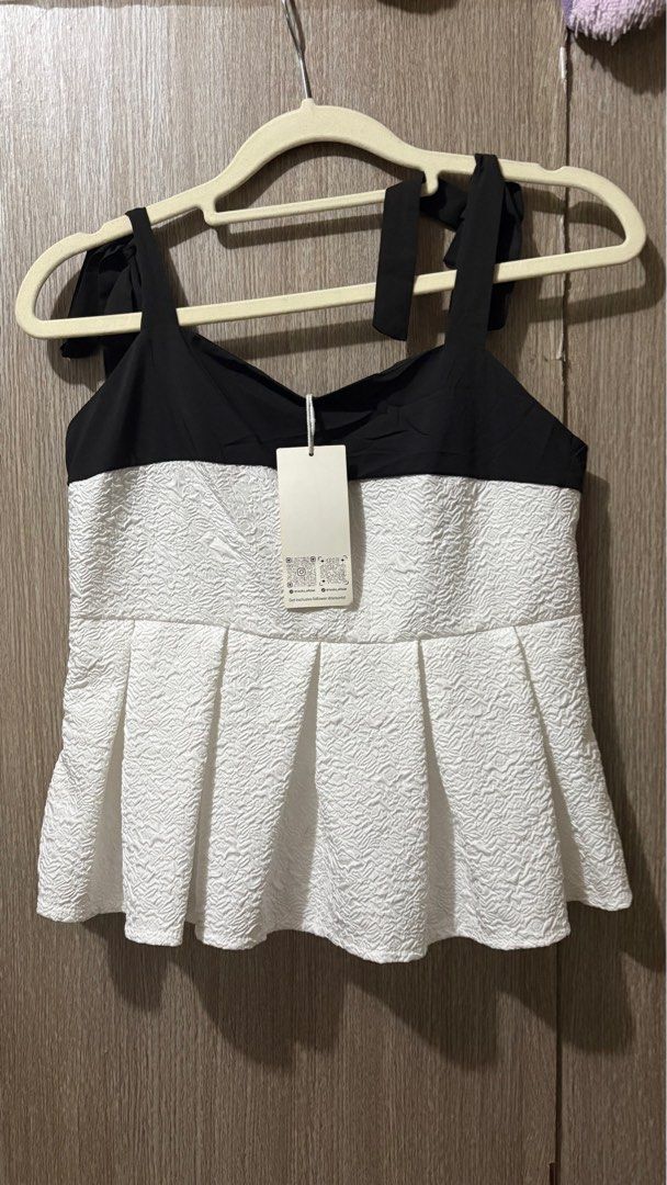 Lovito Black and White Pleated Top (Category: Sleeveless) located in Quezon City. Submitted by mikaaaaachu (Listing ID 1401054800, Image 2). Description: Brand New Never worn Still with tag.