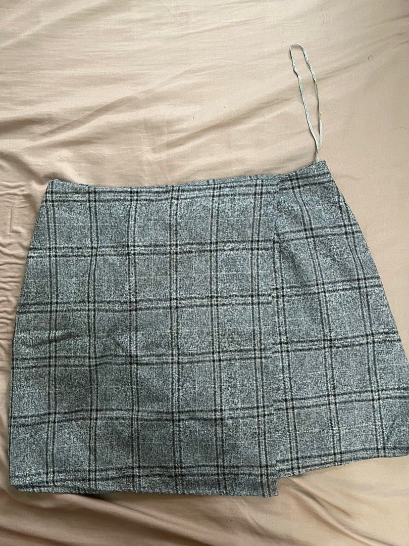 Overlap skirt (Category: Skirts) located in Morong. Submitted by declutterbyJD (Listing ID 1401003530, Image 1). Description: XL on tag. Can fit 30-32.