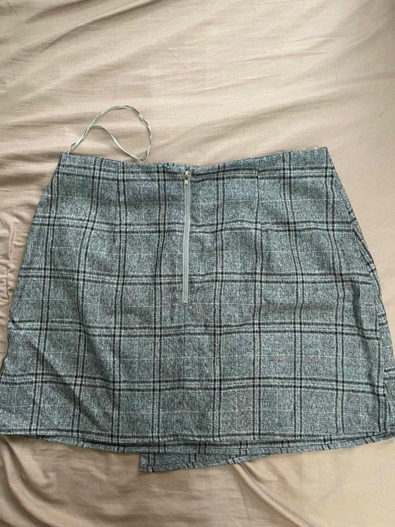 Overlap skirt (Category: Skirts) located in Morong. Submitted by declutterbyJD (Listing ID 1401003530, Image 2). Description: XL on tag. Can fit 30-32.