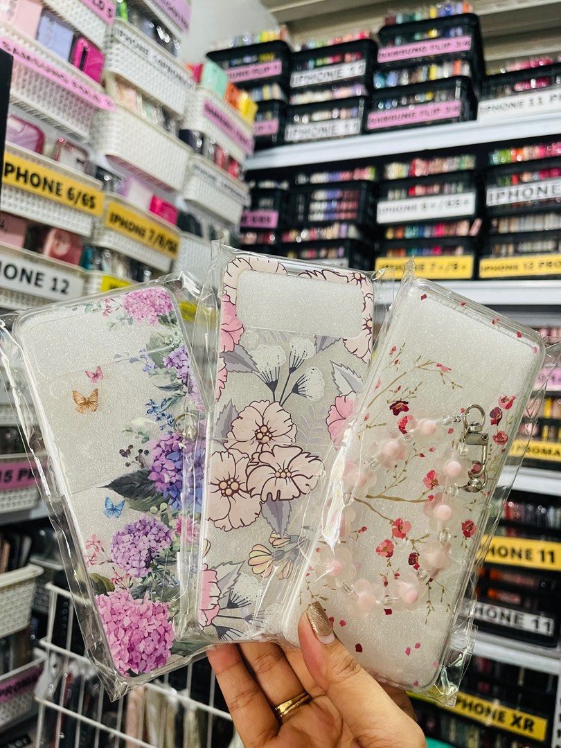 Samsung Galaxy Z Flip 3/4 Case (Category: Cases & Sleeves) located in Mandaluyong City. Submitted by co.case (Listing ID 1401022625, Image 2). Description: Plain Clear ₱150 ₱180-250 each PM for more design 💗.