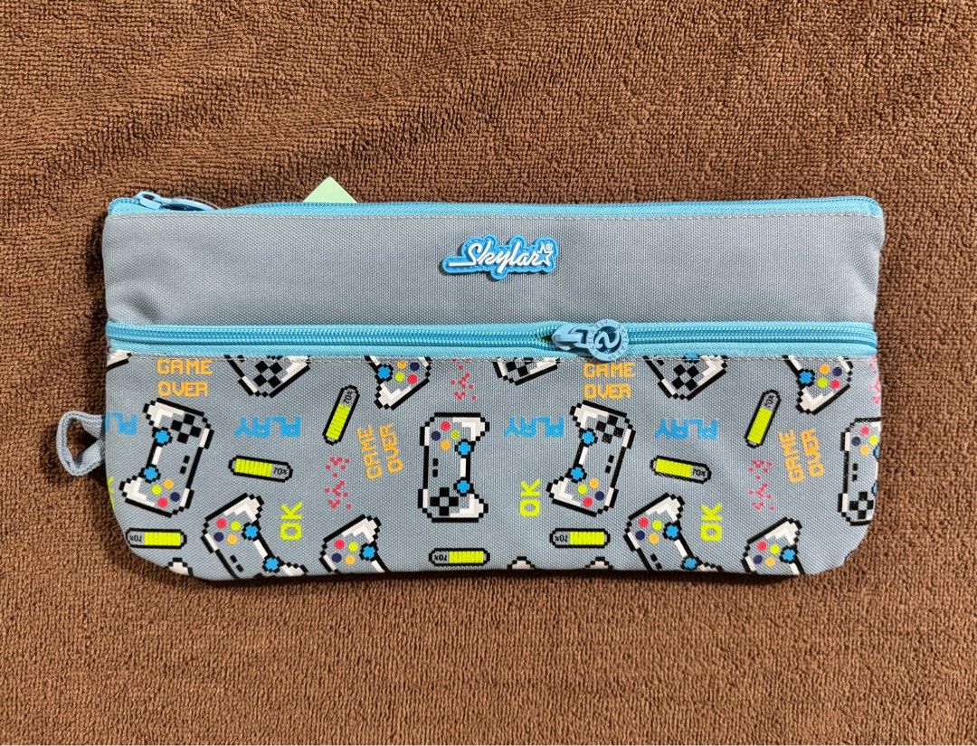 Skylar “Game Over” Pouch — Fits Nintendo Switch 2 / Lite (Category: Cases & Covers) located in Bacarra. Submitted by retrovival (Listing ID 1401143681, Image 2). Description: 🎮 Skylar “Game Over” Pouch — Fits Nintendo Switch 2 / Lite Keep your console safe and stylish with this adorable Skylar AG gaming pouch! 💙 Features a retro 8-bit controller design with words like Play, OK, and Game Over — perfect for gamers who love a touch of nostalgia. ✨