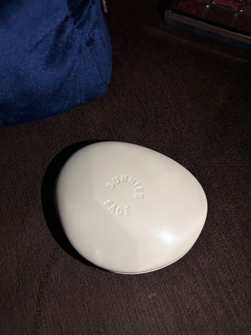 Sunnies Face Powder (Category: Makeup) located in Mandaluyong City. Submitted by kkloset_ (Listing ID 1401141955, Image 2). Description: Sunnies Face Perfecting Setting Powder - Shade: Flax (Light medium with Warm Undertones) - Never used, just unboxed - No box already, selling as-is Strictly no refunds .