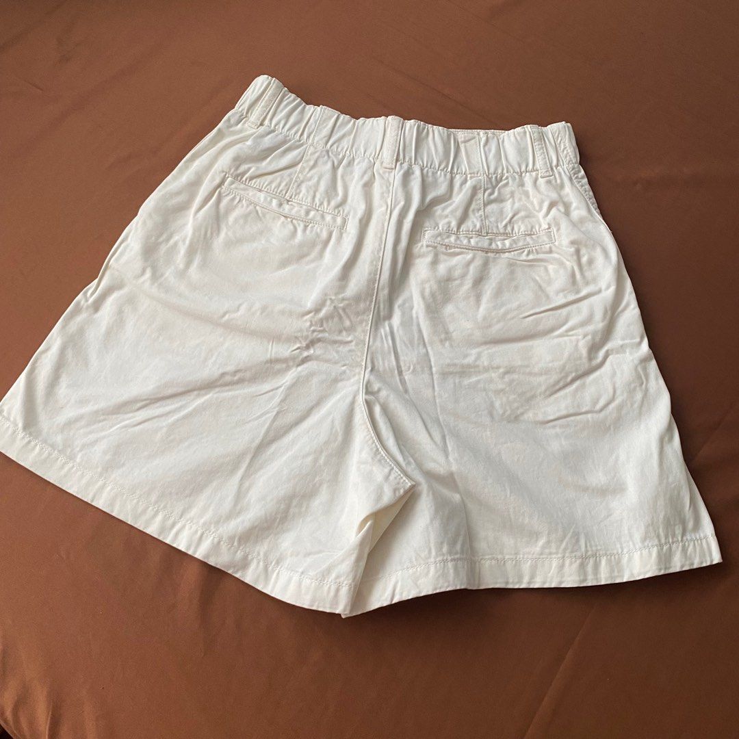 UNIQLO White Shorts (Category: Shorts) located in Quezon City. Submitted by ikimgaiii (Listing ID 1401062123, Image 2). Description: • size S on tag • 100% cotton • no issues & in good condition.