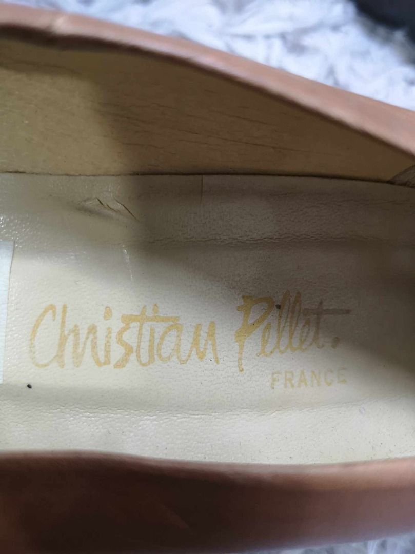 Brown Leather Rounded Toe Low Heels (Category: Heels) located in Santa Cruz. Submitted by jmy_surplus.2 (Listing ID 1396171059, Image 2). Description: Size ; 23cm Color ; Brown Type ; Heels Brand ; No brand Material ; Leather Style ; Brown Leather heels LR 34 JMY 5 Batch #155.
