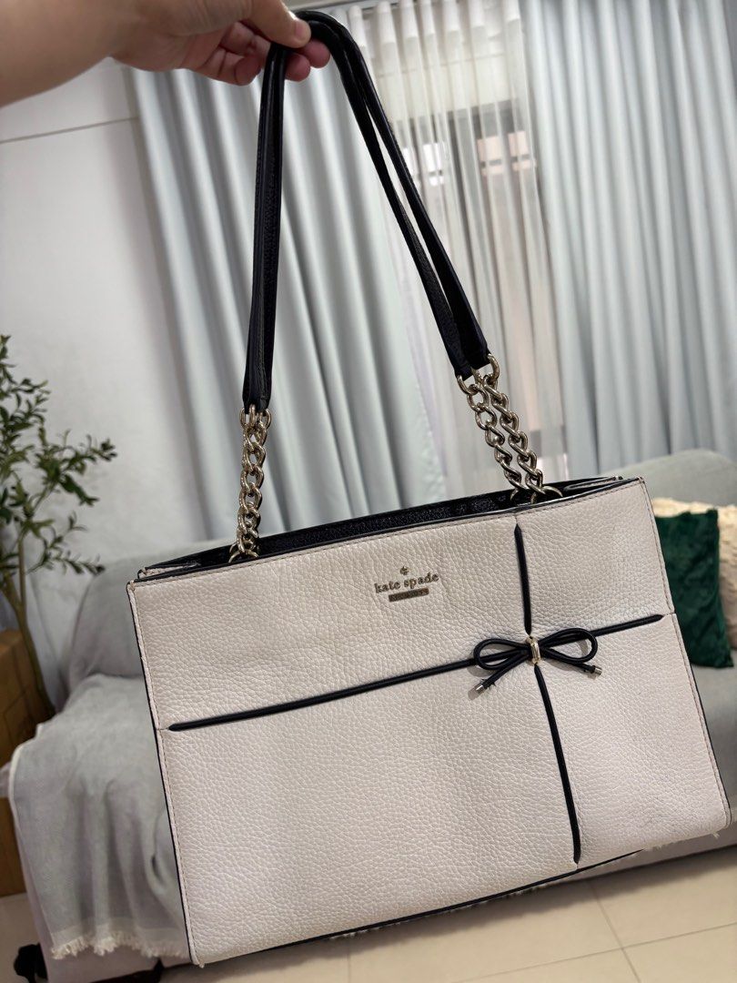 Kate Spade Shoulder Bag (Category: Shoulder Bags) located in Taguig. Submitted by aizeldd (Listing ID 1396113325, Image 1). Description: Bought it from US for 6k plus Used it for how many times lang because of pandemic.