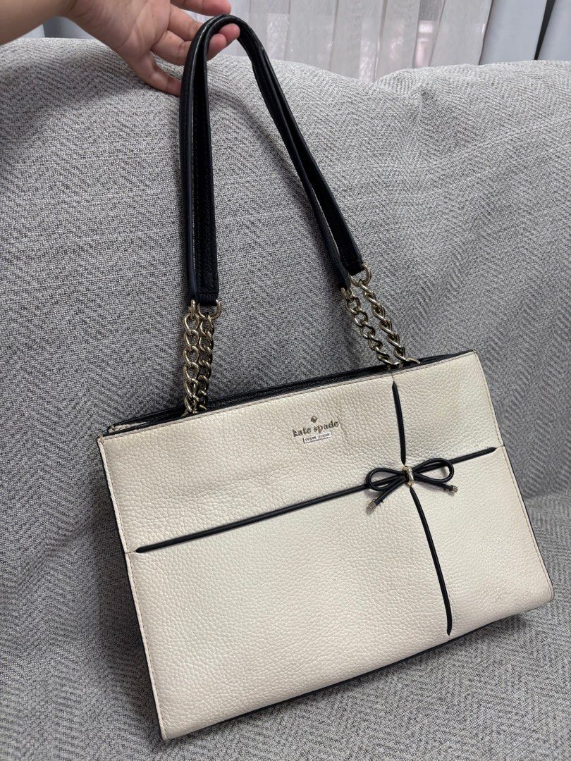 Kate Spade Shoulder Bag (Category: Shoulder Bags) located in Taguig. Submitted by aizeldd (Listing ID 1396113325, Image 2). Description: Bought it from US for 6k plus Used it for how many times lang because of pandemic.