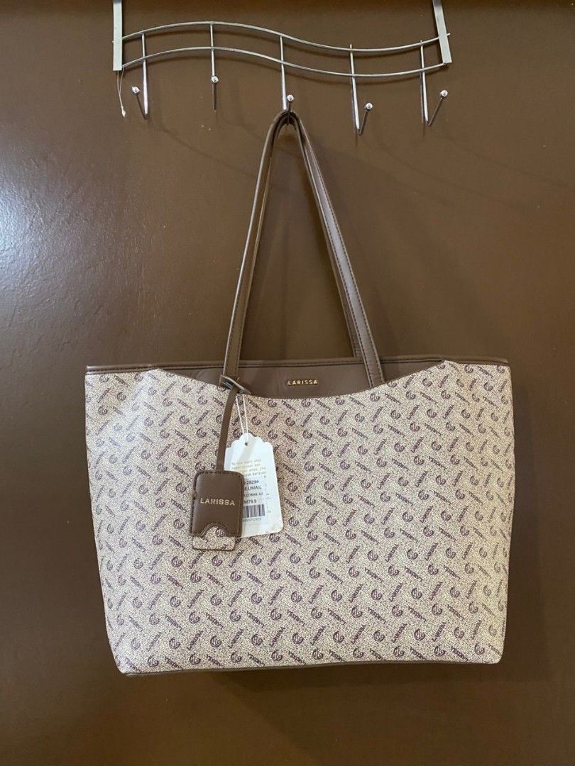 Larissa Tote Bag (Category: Tote Bags) located in Kulim. Submitted by nrfarzana794 (Listing ID 1396160748, Image 1). Description: condition like new ws- 0194067020.
