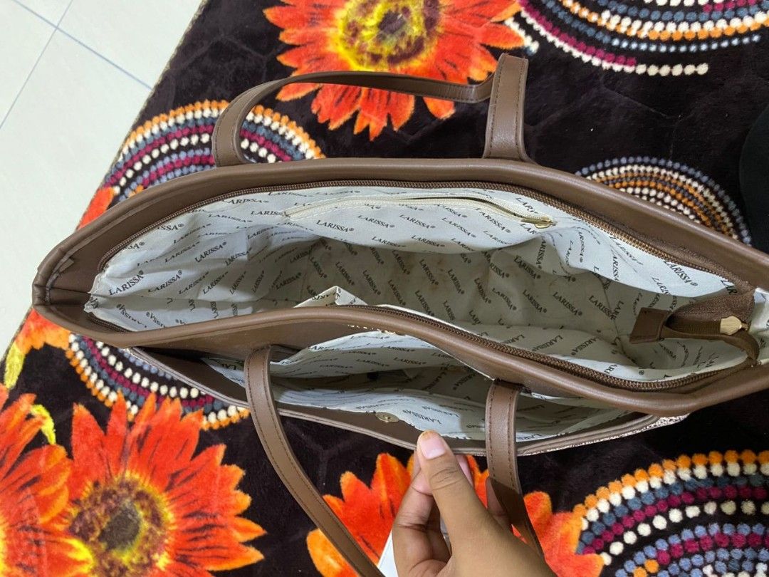 Larissa Tote Bag (Category: Tote Bags) located in Kulim. Submitted by nrfarzana794 (Listing ID 1396160748, Image 3). Description: condition like new ws- 0194067020.