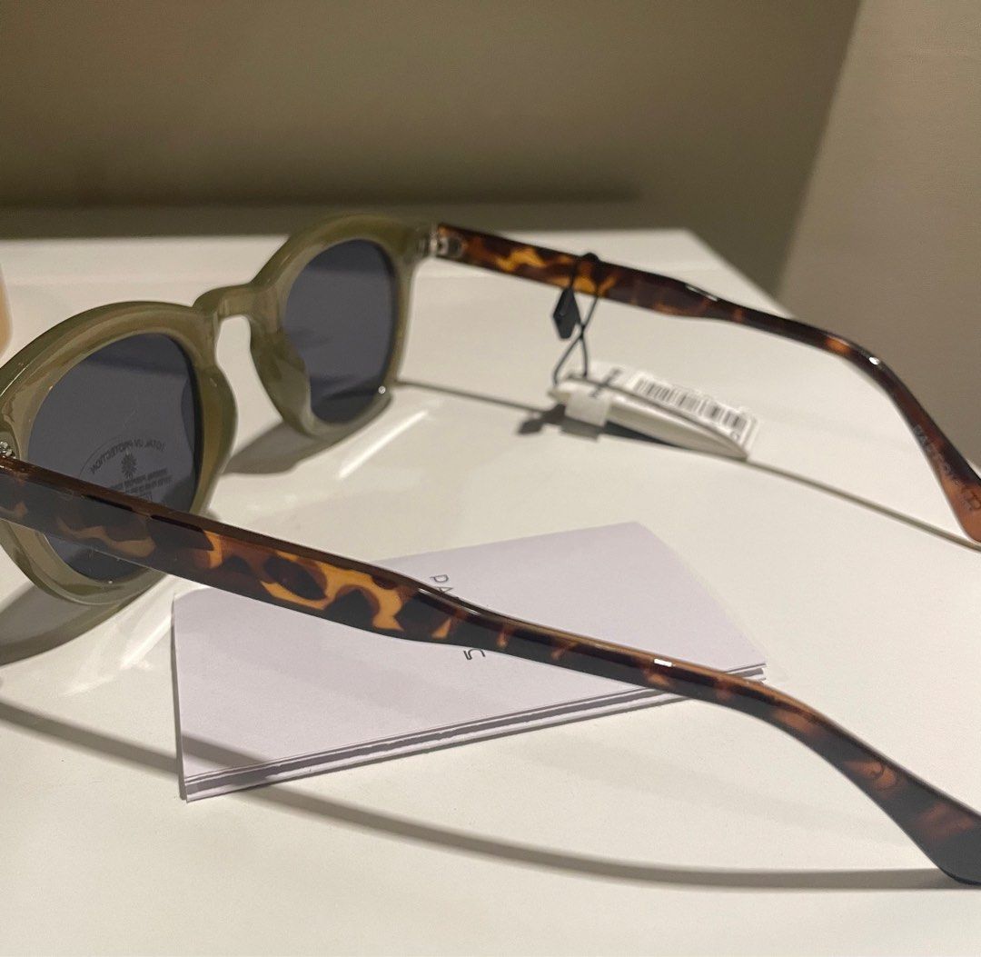 Parfois Green / Tortoise Shell Sunglasses Wayfarers (Category: Sunglasses & Eyewear) located in Makati City. Submitted by gooodfind (Listing ID 1396233397, Image 3). Description: Brand new with tag! Grey lenses, olive green/tortoise shell frame RFS: Decluttering .
