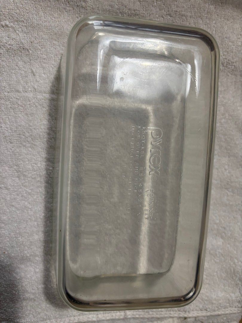 Pyrex Rectangular Baking Dish (Category: Bakeware) located in Singapore. Submitted by 7c7n7pdk9n (Listing ID 1396266586, Image 1). Description: - Pyrex baking dish - Durable glass construction - Easy to clean - Ideal for casseroles, cakes, and various baked goods 8.5 by 4.5 by 2.5 in Made in US.