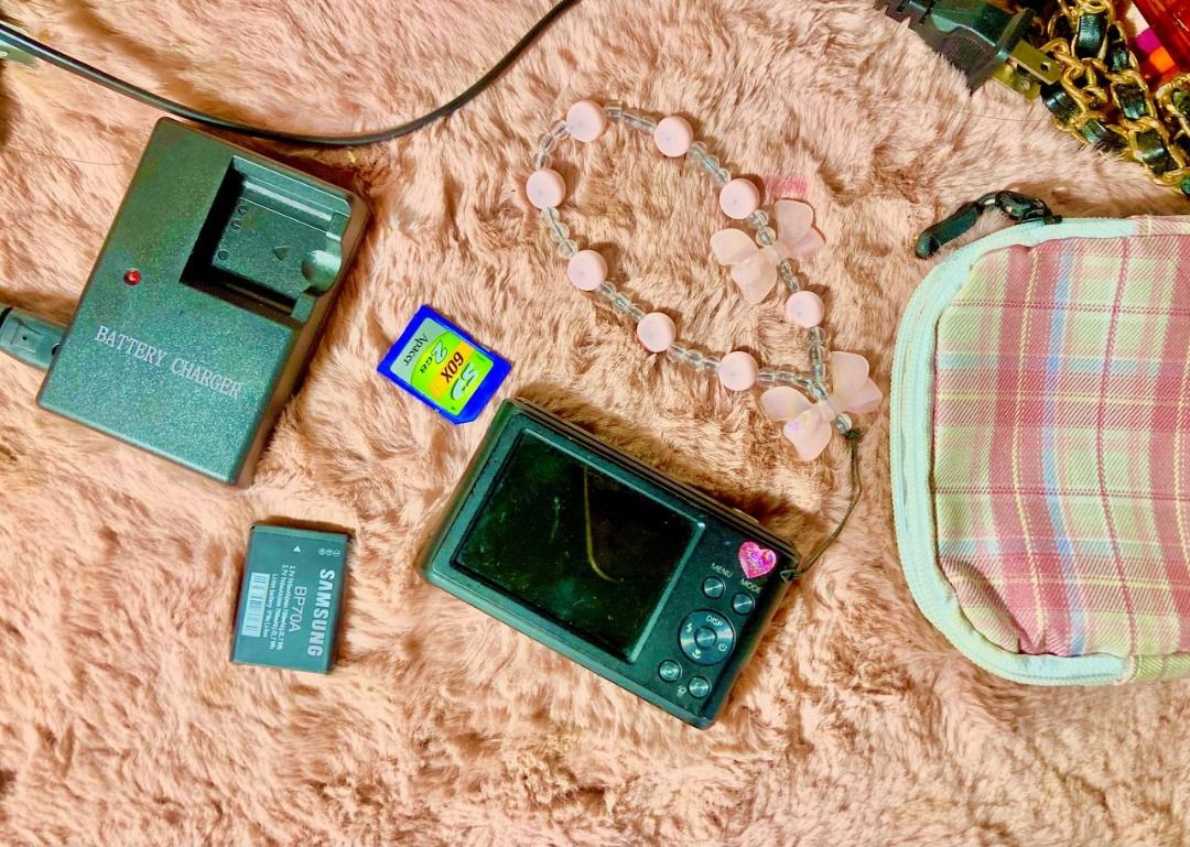 Samsung ES90 Digital Camera with Charms DigiCam (Category: Cameras) located in Davao. Submitted by 4izji (Listing ID 1396143295, Image 3). Description: Inclusions (refer to the 3rd pic) > Battery (huhu literally freshly bought, nalaglag ang cam right after nalagay ang battery 💔) > Charger > 2 GB Card > Charm/Strap > Pouch Issue: Sira ang LCD, but can still be repaired (you can buy the LCD online for less than ₱600) and the pics are STILL 100% GO