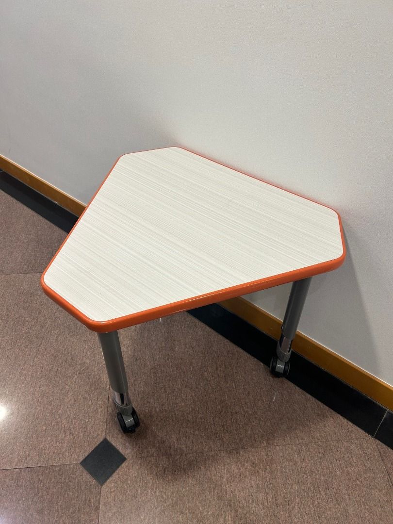 Smith System table, 傢俬＆家居, 傢俬, 桌子 - Carousell